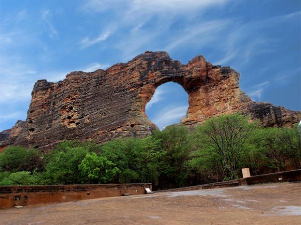 A Pedra Furada &eacute; um dos pontos mais visitados do parque.(Imagem:Pedro Santiago/G1)