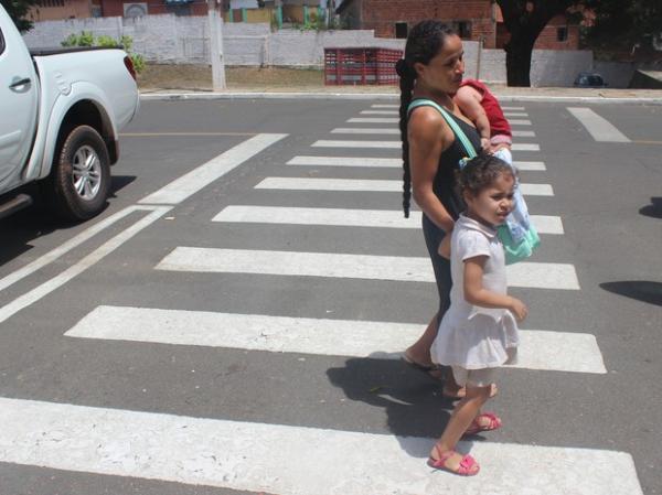 M&atilde;e diz que a filha &eacute; muito esperta e sabe conduz&iacute;-la direitinho.(Imagem:Juliana Barros/G1)