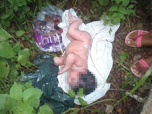 Bebê achada em cima de saco será encaminhada para família acolhedora