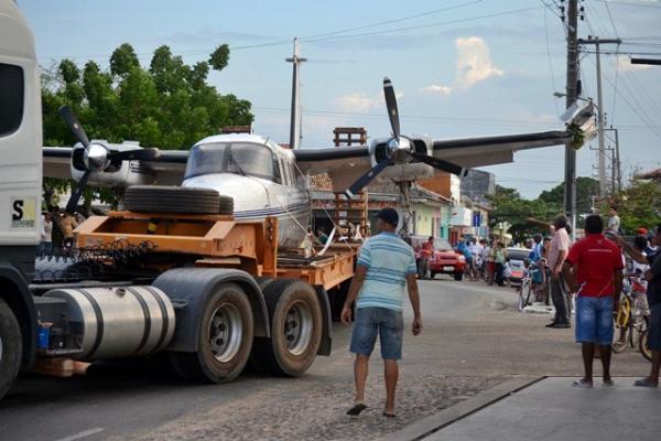 Avi&atilde;o bateu em poste durante transporte para a cidade de Parna&iacute;ba.(Imagem:Kairo Amaral/Portal Costa Norte)
