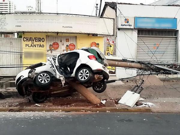 Carro estaria em alta velocidade quando bateu no poste, na Avenida do CPA, em Cuiab&aacute;.(Imagem:Delegacia Especializada em Delitos de Tr&acirc;nsito de )