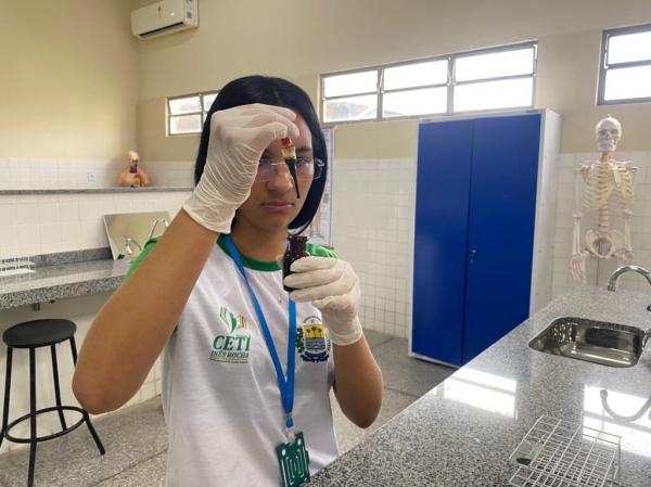 Kits laboratoriais contribuem para tornar as aulas de Biologia, Qu&iacute;mica e F&iacute;sica mais din&acirc;micas e interativas.(Imagem:Ascom Seduc)