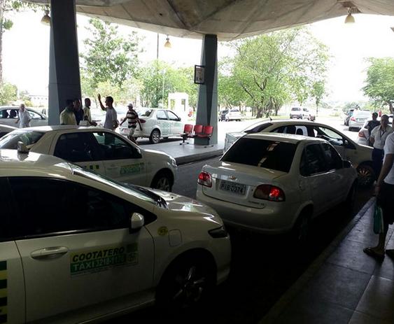 Taxistas fecham carro de Uber ao pegar passageiro na rodoviária