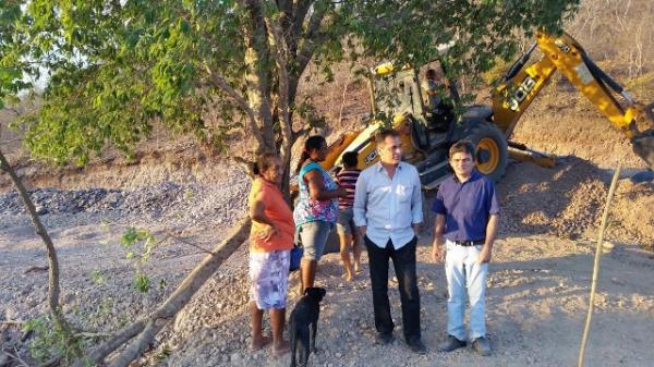 Prefeito Gilberto revitaliza os açudes da zona rural.(Imagem: Secom )