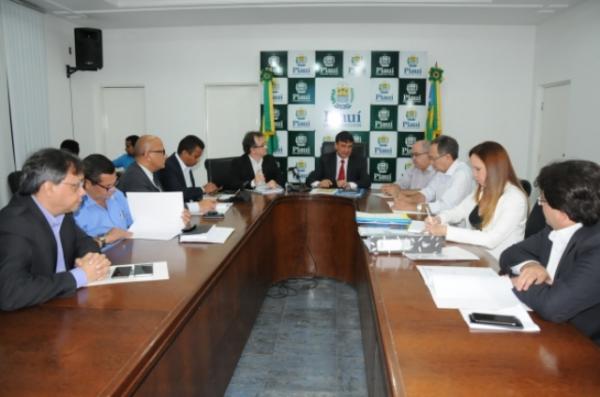 Wellington Dias autoriza licitação para serviço de águas e esgotos de Teresina