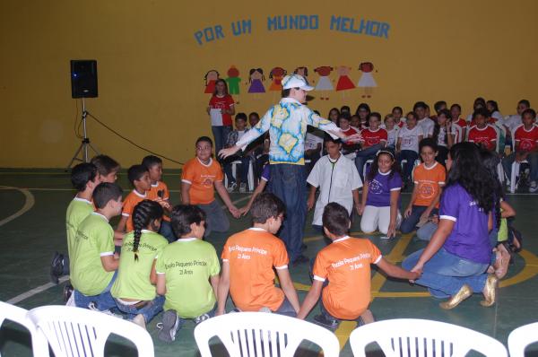 Alunos da Escola Pequeno Pr&iacute;ncipe participaram do II Sarau e lan&ccedil;amento de livro.(Imagem:EPP)