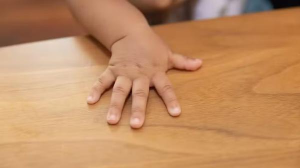 Mãe de menino de 2 anos que andou sozinho por 1 km durante a madrugada é ouvida no Conselho Tutelar