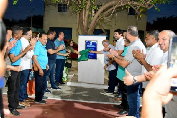 Prefeitura de Floriano entrega reforma de escola e reurbanização da praça do bairro N. Sra. da Guia(Imagem:Secom)