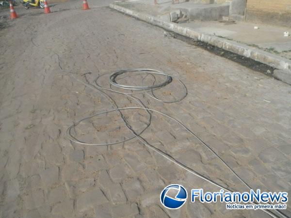 Caminh&atilde;o bate em fia&ccedil;&atilde;o el&eacute;trica e derruba postes em Floriano.(Imagem:FlorianoNews)