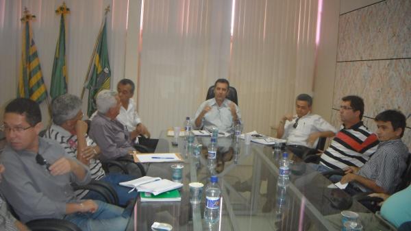 Prefeito de Floriano apresenta planilha de custos para a realização da 43ª Feira Agropecuária