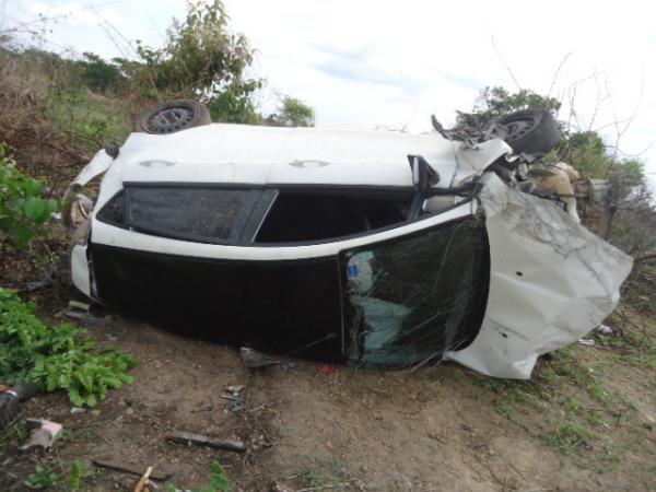 Ve&iacute;culo desvia de moto, sai da pista e capota carro em Floriano(Imagem:FlorianoNews)