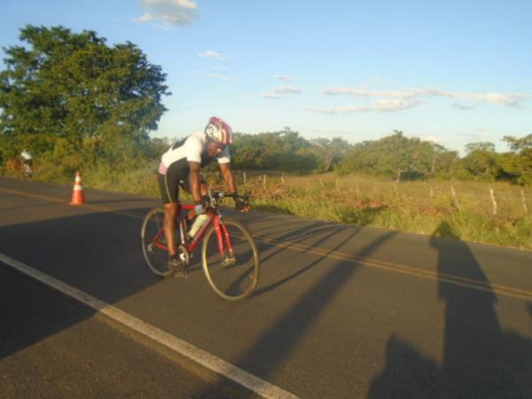 Atletas participam de mais uma edi&ccedil;&atilde;o da Corrida Cicl&iacute;stica do Pequi.(Imagem:FlorianoNews)