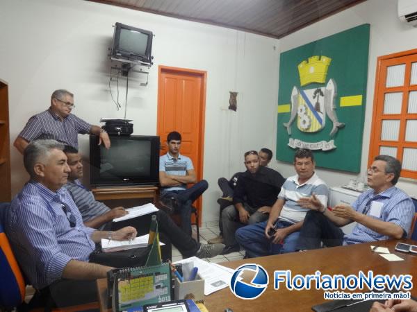 Reuni&atilde;o discute repasse do FUNDEB para professores da rede municipal.(Imagem:FlorianoNews)