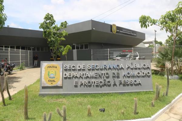 Corpo de homem assassinado com vários tiros é encontrado à margem de avenida na Zona Leste de Teresi