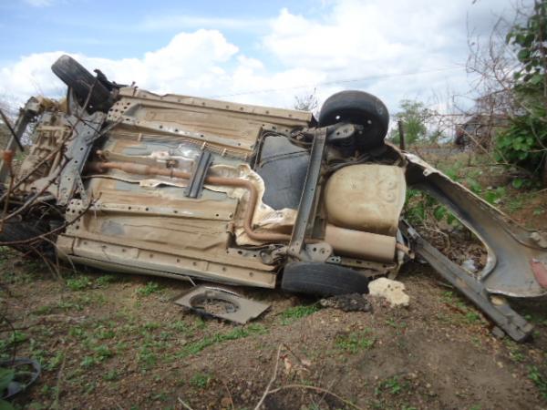 Ve&iacute;culo desvia de moto, sai da pista e capota carro em Floriano(Imagem:FlorianoNews)
