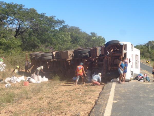 Carreta carregada de milho tomba na BR 230, em Bar&atilde;o de Graja&uacute;.(Imagem:FlorianoNews)