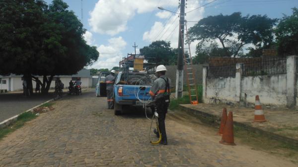Postes de energia elétrica são atingidos por veículos, deixando moradores sem energia em Floriano
