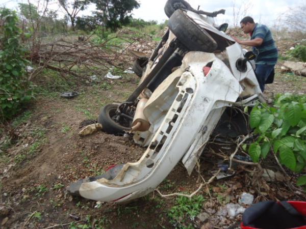 Ve&iacute;culo desvia de moto, sai da pista e capota carro em Floriano.(Imagem:FlorianoNews)