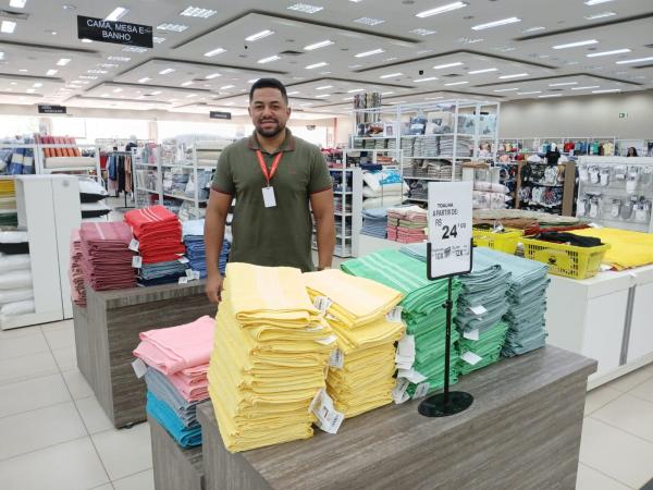 Jhoney, chefe do setor de calçados do Armazém Paraíba.(Imagem:FlorianoNews)