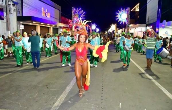 Floriano: desfile das escolas de samba leva milhares de foli&otilde;es &agrave; avenida(Imagem:Reprodu&ccedil;&atilde;o/PMF)