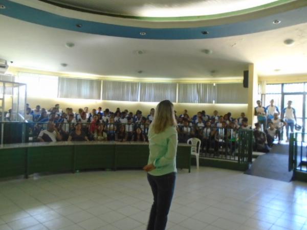 Estudantes e bolsistas do Pibid desenvolvem projeto de doa&ccedil;&atilde;o de sangue em Floriano.(Imagem:FlorianoNews)