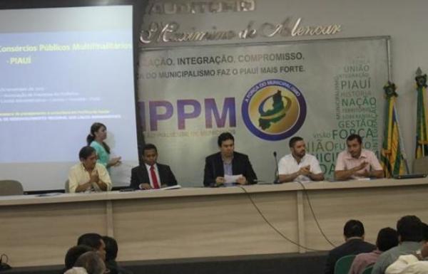 Gilberto Júnior participa de reunião sobre consórcios municipais.(Imagem:APPM)