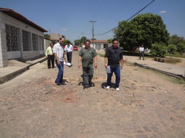 Superintendente da Codevasf visitou obras de esgotamento sanit&aacute;rio em Floriano.(Imagem:FlorianoNews)