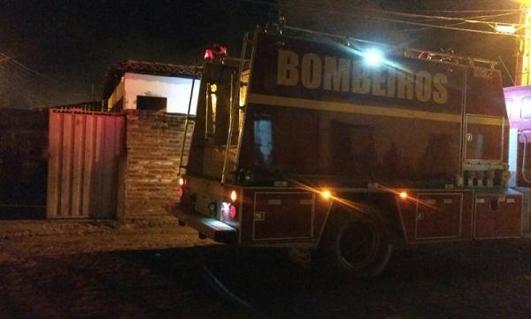 Incêndio destrói residência em Floriano.(Imagem:Divulgação/whatsapp)