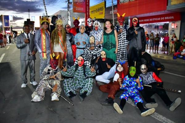 Desfile de escolas de samba e shows na beira-rio marcam o &uacute;ltimo dia do Carnaval de Floriano.(Imagem:Secom)