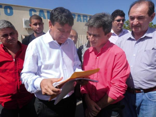 Edvaldo Ara&uacute;jo entrega carta a Governador reivindicando redu&ccedil;&atilde;o no pre&ccedil;o do milho da Conab.(Imagem:FlorianoNews)