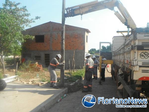 Caminh&atilde;o bate em fios de alta tens&atilde;o e derruba postes em Floriano.(Imagem:FlorianoNews)