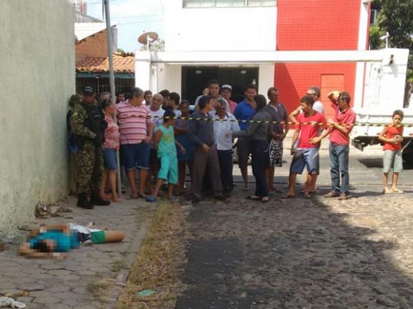 Jovem de 17 anos é executado com três tiros na Zona Sul da capital