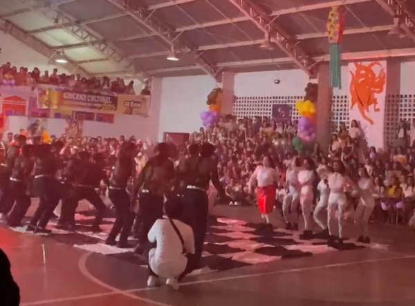 Iniciativa de alunos de escola pública estadual no interior do Piauí ganha as redes e emociona o país ao unir cultura pop, criatividade e aprendizado de inglês.(Imagem:Divulgação)