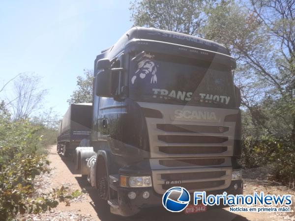 Ladr&otilde;es abordam caminhoneiro e subtraem pneus do ve&iacute;culo em Floriano.(Imagem:FlorianoNews)