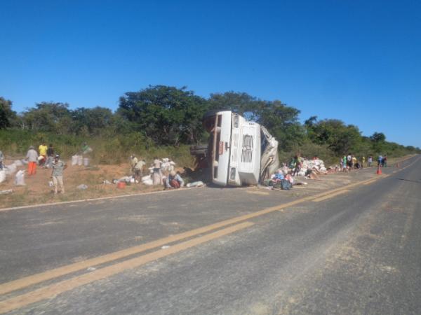 Carreta carregada de milho tomba na BR 230, em Bar&atilde;o de Graja&uacute;.(Imagem:FlorianoNews)