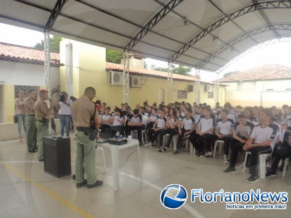 Ronda Cidad&atilde;o realizou palestra sobre drogas no Col&eacute;gio Impacto.(Imagem:FlorianoNews)