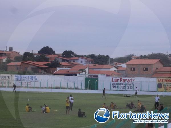 Vanin prega ?p&eacute;s no ch&atilde;o? e diz que campo favorece o advers&aacute;rio.(Imagem:FlorianoNews)