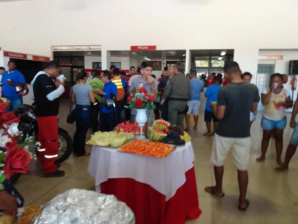 Caf&eacute; da manh&atilde;, ben&ccedil;&atilde;o solene e m&uacute;sica ao vivo marcam os 22 anos da Cajueiro Motos em Floriano.(Imagem:FlorianoNews)
