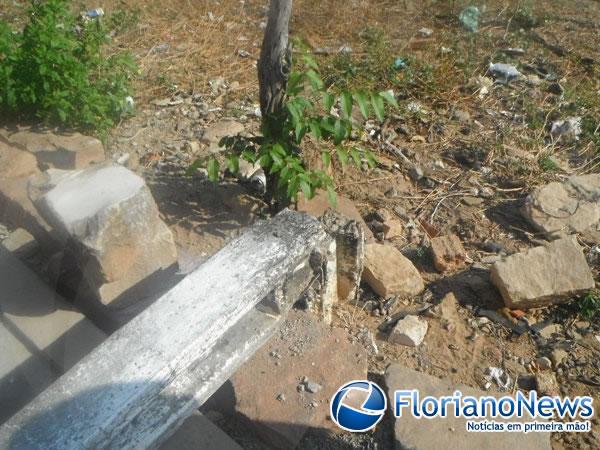Caminh&atilde;o bate em fia&ccedil;&atilde;o el&eacute;trica e derruba postes em Floriano.(Imagem:FlorianoNews)