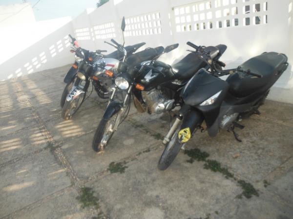 Motos sem documenta&ccedil;&atilde;o s&atilde;o apreendidas pela PM em Floriano.(Imagem:FlorianoNews)