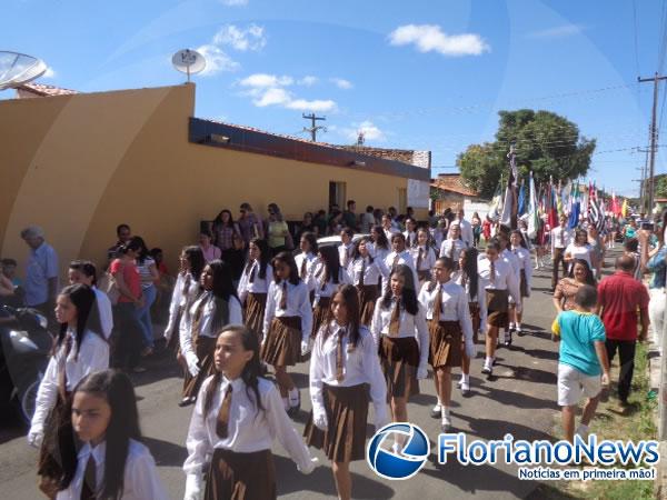 Col&eacute;gio Industrial celebra 46 anos de funda&ccedil;&atilde;o com desfile c&iacute;vico. (Imagem:FlorianoNews)