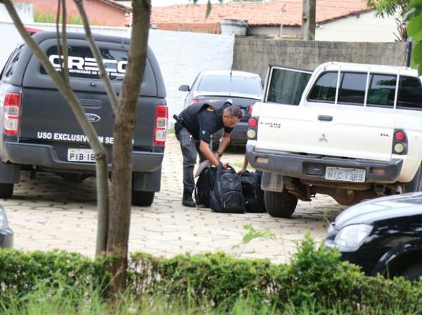 Mulher vai prestar depoimento e é detida suspeita de fraudar concursos