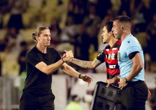 Filipe Lu&iacute;s e Pedro se cumprimentam em jogo do Flamengo.(Imagem:Adriano Fontes / Flamengo)