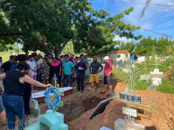 Sob pedidos de justiça, corpo de jovem morta após calourada na UFPI é sepultado
