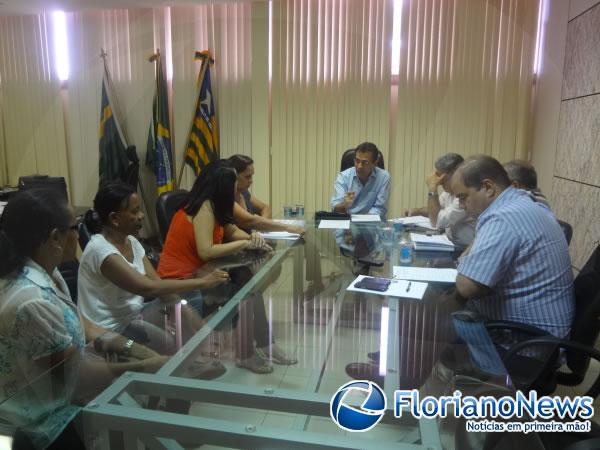 Prefeito se reúne com professores para debater assuntos de interesse da categoria