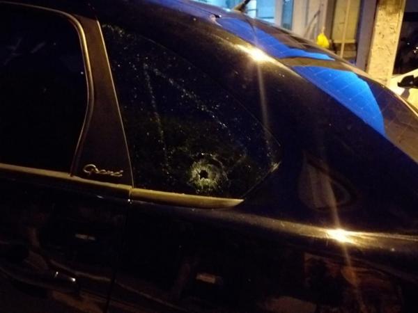 Carro de emissora de televis&atilde;o &eacute; atingido por disparos de arma de fogo.(Imagem:Divulga&ccedil;&atilde;o /TV Tropical)