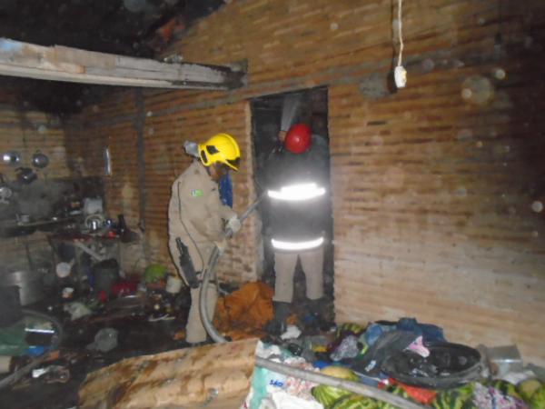 Vizinhos controlam foco de inc&ecirc;ndio em resid&ecirc;ncia no Bom Lugar.(Imagem:FlorianoNews)