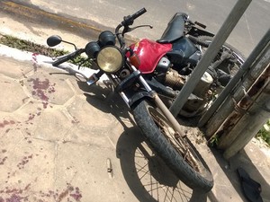 Dupla em fuga bate em motociclista, que quebra braço e costelas no PI