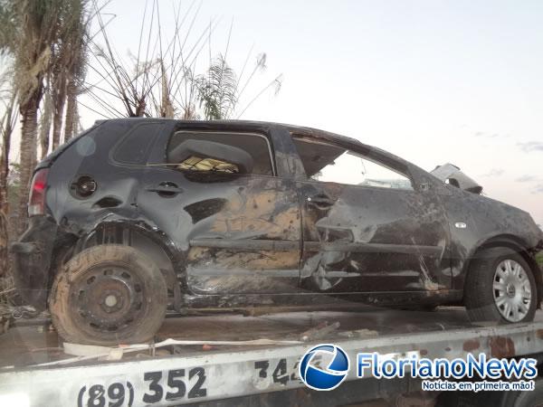 Homem perde o controle de carro e bate em três cercas na zona rural de Floriano.(Imagem:FlorianoNews)