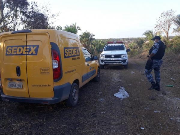 Criminosos roubam carga de carro dos Correios e fazem funcionário refém em Teresina